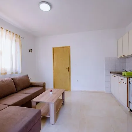 Saskur Apartment *